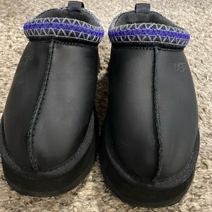 Ugg- Tasman slippers. Matte black